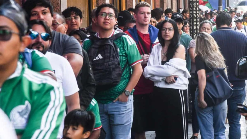 Instalan pantallas adicionales para FIFA Fan Fest del Zócalo Aficionados llegaron desde las 5:30 de la mañana al Fan Fest del Zócalo para asegurar su lugar para el partido México vs. Corea del Sur. Foto: Cuartoscuro
