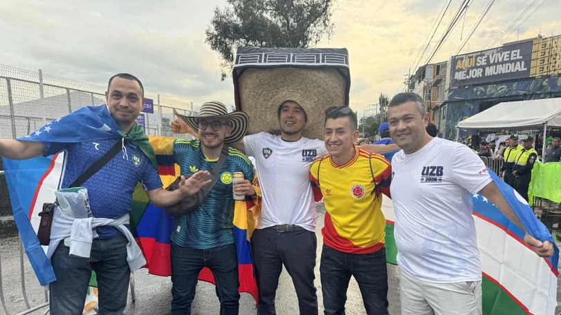 Aficionados de Uzbekistán pasan travesía de entre 17 y 30 horas de vuelo para ver el debut de su selección en el Mundial Los aficionados se preparan para el encuentro en el Estadio Azteca. Foto: Martín Avilés