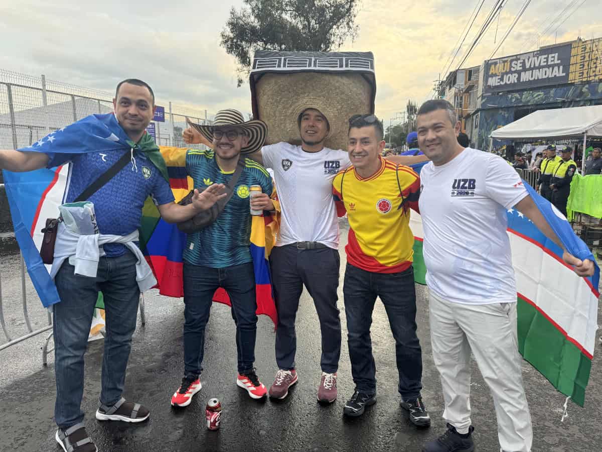 Aficionados de Uzbekistán pasan travesía de entre 17 y 30 horas de vuelo para ver el debut de su selección en el Mundial Los aficionados se preparan para el encuentro en el Estadio Azteca. Foto: Martín Avilés