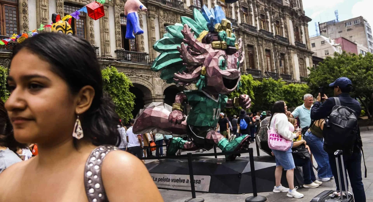 Comienzan a llegar los primeros aficionados al Fan Fest del Zócalo Aficionados comienzan a llegar al Fan Fest del Zócalo. (Cuartoscuro)