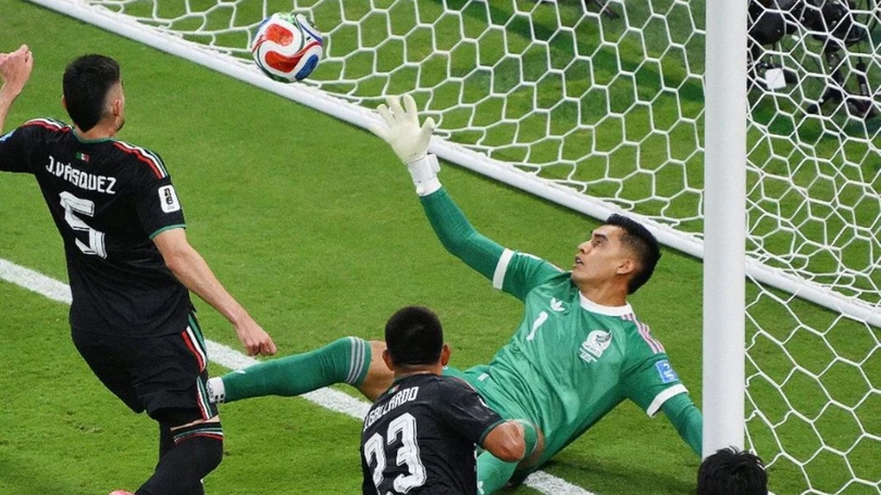 La atajada de El Tala Rangel desat&oacute; memes en redes sociales. Foto: FIFA