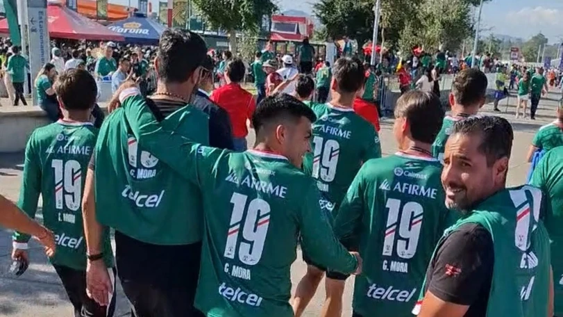 Apoyo total a Gil Mora: Loco Abreu llevó a todo Xolos para respaldar a la joya mexicana Foto: José Andrés Díaz