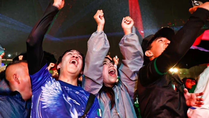 Festejo del Tri en CDMX rompe récord al reunir a más de 730 mil personas en Paseo de la Reforma Los festejos por el triunfo de México frente a Corea duraron hasta la madrugada. Foto: Araceli Martínez.