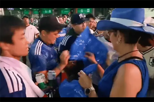 Aficionados de Jap&oacute;n comparten las bolsas de basura con mexicanos para limpiar el estadio Monterrey