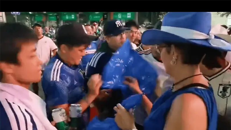 Aficionados de Japón comparten las bolsas de basura con mexicanos para limpiar el estadio Monterrey Japoneses entregan bolsas a mexicanos para que ayuden a limpiar el Estadio Monterrey. Foto: Captura de pantalla