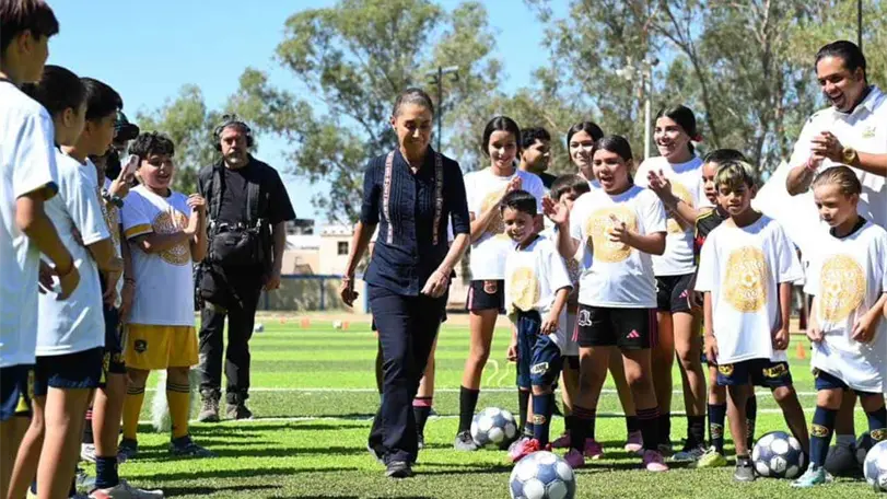 Claudia Sheinbaum convivi&oacute; con ni&ntilde;as y ni&ntilde;os en una cancha del programa Mundial Social en Ciudad Deportiva de Mexicali. Foto: Especial