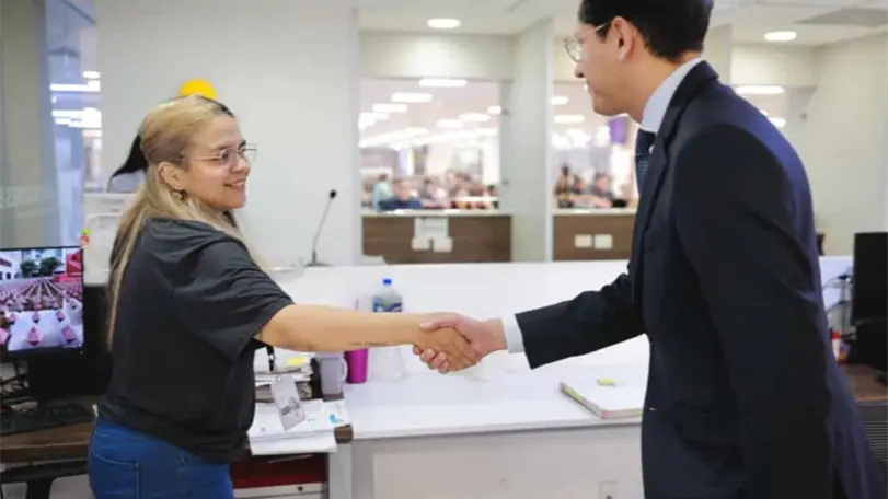 SRE alista menos requisitos y más digitalización para pasaportes Roberto Velasco recorrió la oficina de pasaportes de Coyoacán para supervisar la atención y revisar planes de modernización del servicio. Foto: Especial