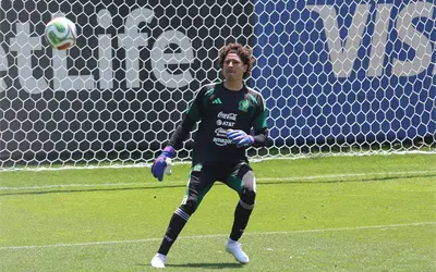 Guillermo Ochoa podr&iacute;a jugar ante Chequia, pero no de titular