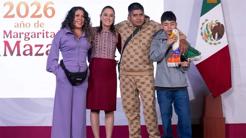 Merlín llega a la mañanera y Sheinbaum promete apoyo a su familia Merlín y su familia acudieron a Palacio Nacional tras convertirse en uno de los fenómenos virales del Mundial 2026. Foto: Presidencia