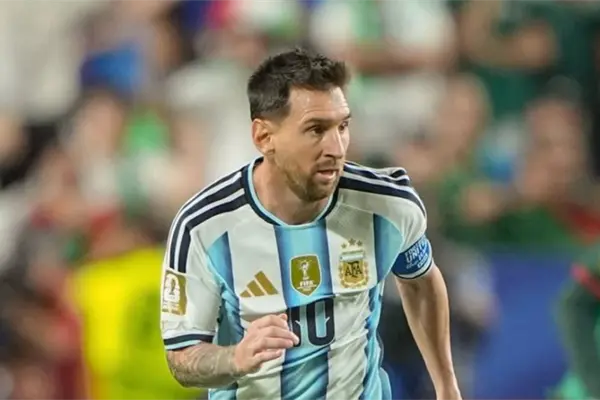 Messi hace historia con un doblete y lleva a Argentina a la siguiente ronda