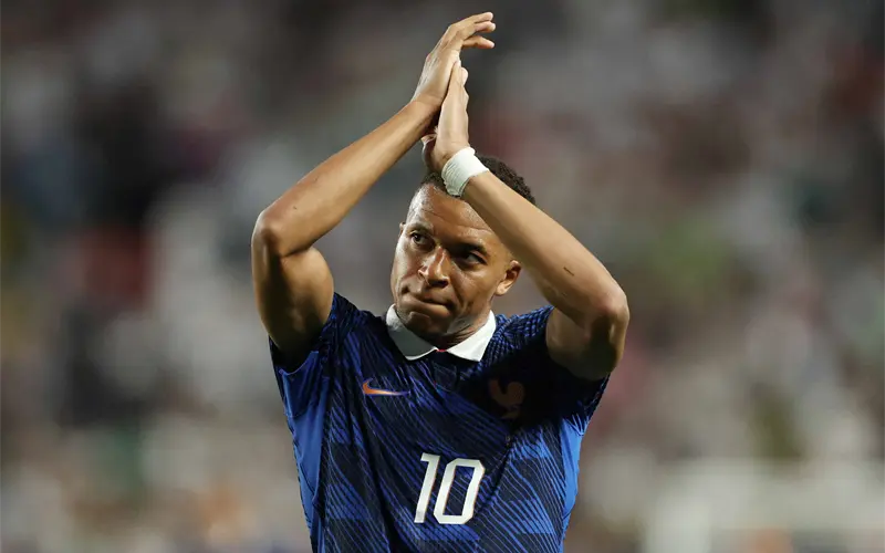 Francia vence a Irak con doblete de Kylian Mbapp&eacute;