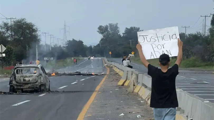Adán muere en ataque armado; familia denuncia agresión de uniformados y alteración de escena Comunidad exige justicia para Adán. Foto: Redes Sociales.
