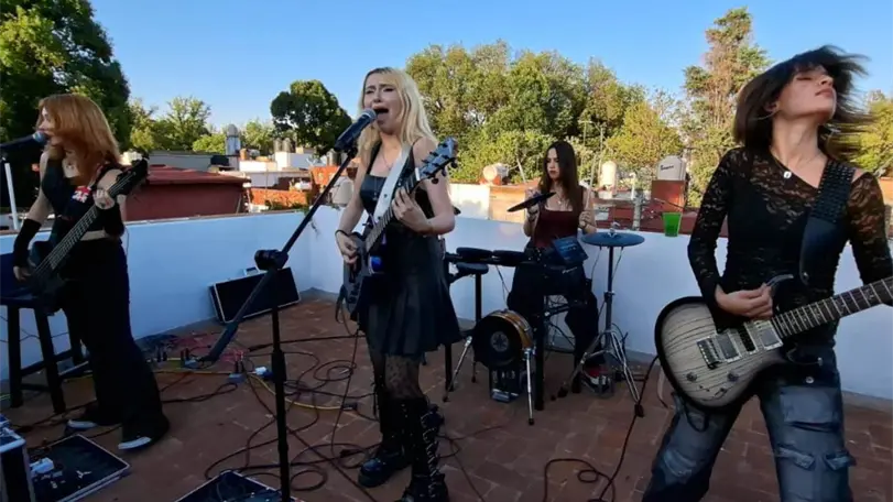 Electrify re&uacute;ne en CHAOTIC! los sencillos que impulsaron su crecimiento dentro de la nueva generaci&oacute;n del rock mexicano.