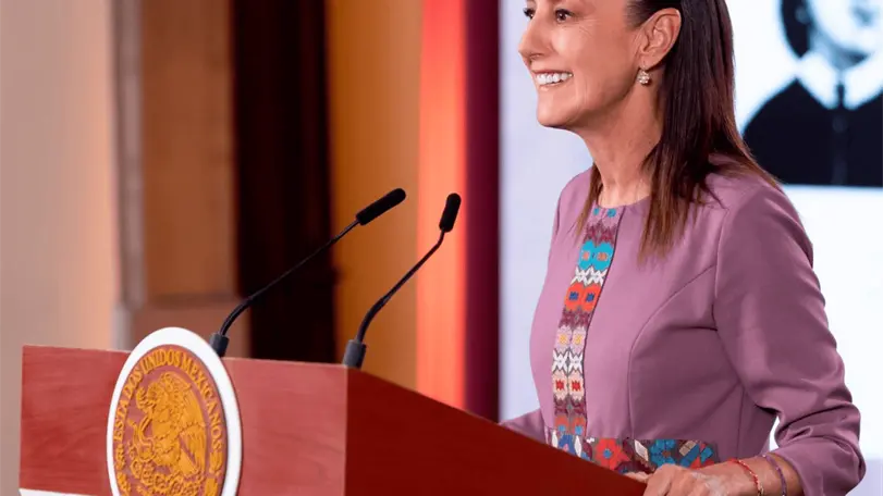 Grupo Firme en la mañanera; presidenta dedica Ya supérame a publicaciones falsas Claudia Sheinbaum reprodujo una canción de Grupo Firme durante la mañanera para responder a publicaciones que calificó como falsas. Foto: Presidencia