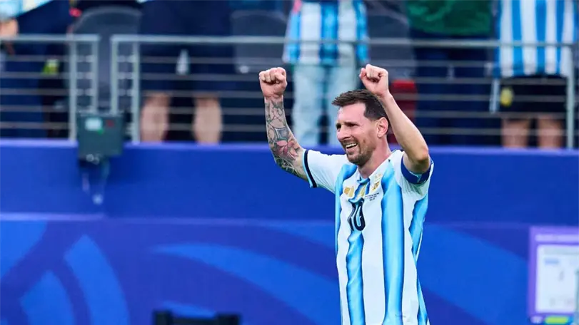 A Lio Messi lo celebraron sus compa&ntilde;eros con pastel, cantos y regalos. Foto: MexSport