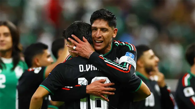 Edson &Aacute;lvarez abraza a Obed Vargas tras la victoria ante Corea del Sur | FOTO: Reuters