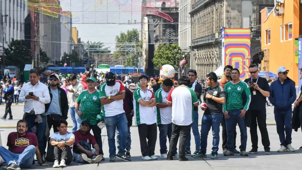 ¿Quién pondrá el ambiente tras el partido México vs Chequia en el Ángel? Desde las primeras horas de la mañana de este 24 de junio comenzaron a llegar los aficionados para hacer fila antes de la apertura del FIFA Fan Festival del Zócalo Capitalino. Foto: Cuartoscuro