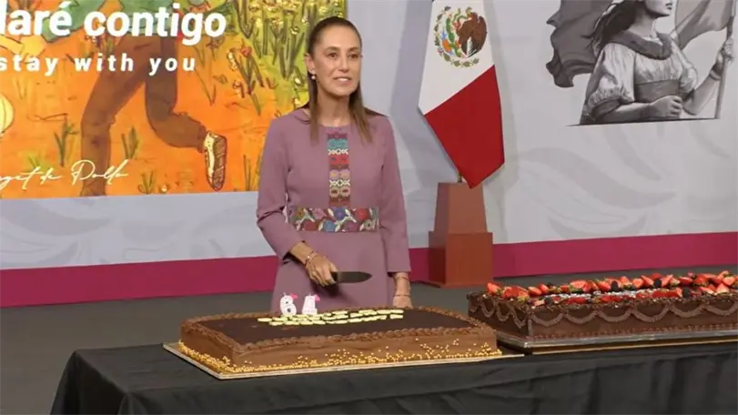 Periodistas cantan Las Mañanitas a Sheinbaum por su cumpleaños 64 Periodistas acreditados en Palacio Nacional felicitaron a Claudia Sheinbaum antes del inicio de la conferencia matutina. Foto: Presidencia