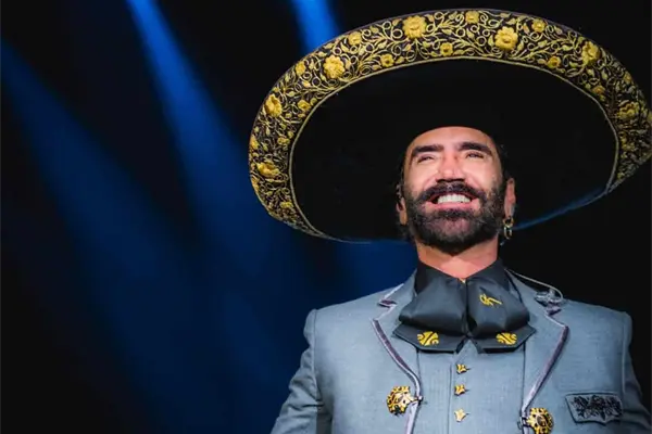 La Minerva se llena con 270 mil asistentes para el hist&oacute;rico concierto de Alejandro Fern&aacute;ndez