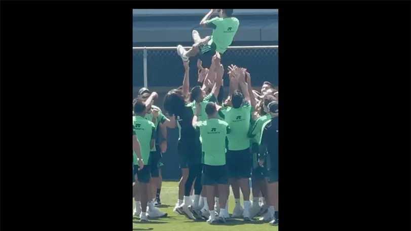Los Seleccionados replicaron el quiere volar que los aficionados hacen los Fan Fest. Foto: Captura de pantalla @tudimebeto