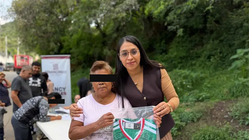 La alcaldesa fue criticada en redes sociales porque el gasto que esta haciendo para regalar las playeras. Foto: Ayuntamiento de Tenancingo