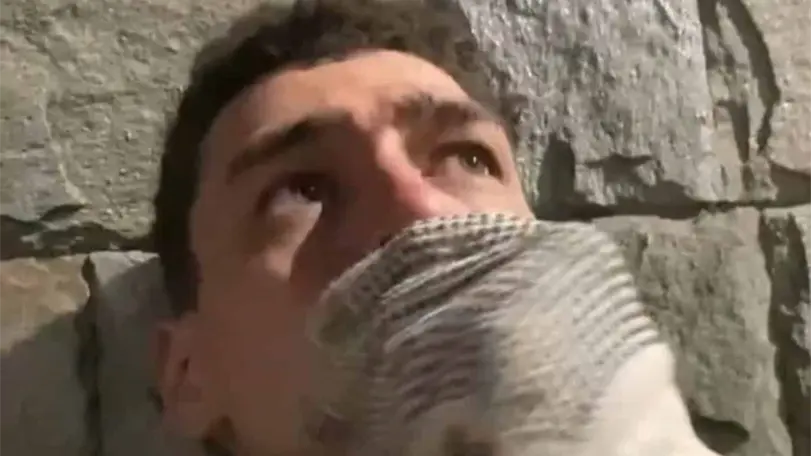 El hombre describe lo que asegura haber encontrado en uno de los edificios. Foto: Redes Sociales.