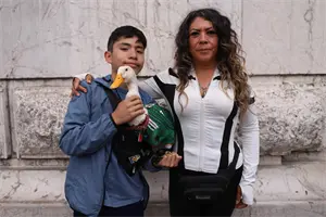 Del local a un departamento: la familia del pato Merl&iacute;n obtiene vivienda con apoyo de Sheinbaum