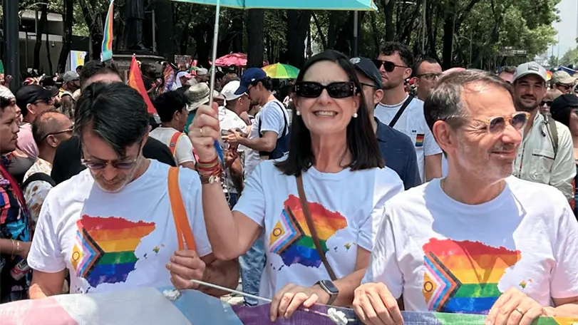 El embajador Juan Duarte encabez&oacute; la participaci&oacute;n de la representaci&oacute;n espa&ntilde;ola en la Marcha del Orgullo LGBTIQ+ de la Ciudad de M&eacute;xico. Foto: @EmbEspMex
