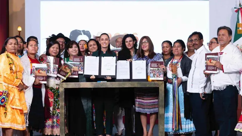 La iniciativa firmada en Palacio Nacional ser&aacute; consultada con comunidades ind&iacute;genas y afromexicanas antes de enviarse al Congreso.  Foto: Presidencia