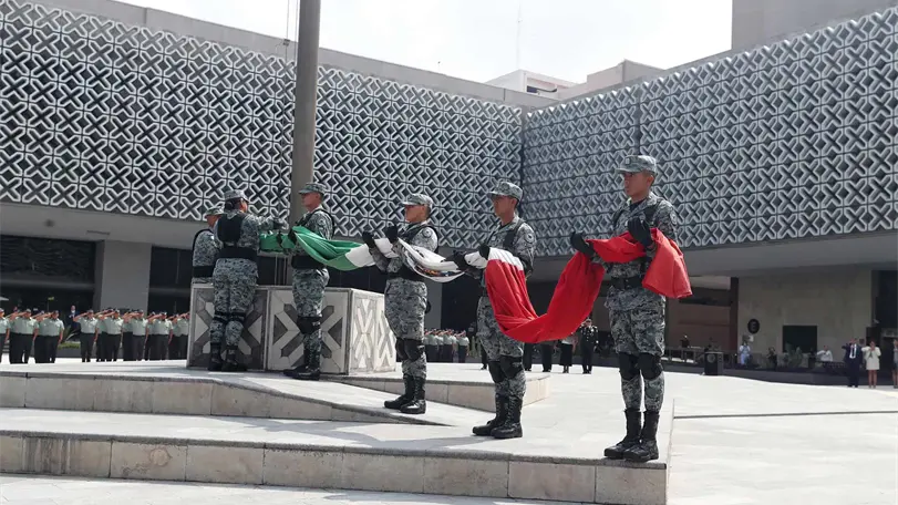 Diputados federales atestiguaron la ceremonia de izamiento de bandera. Foto: C&aacute;mara de Diputados.