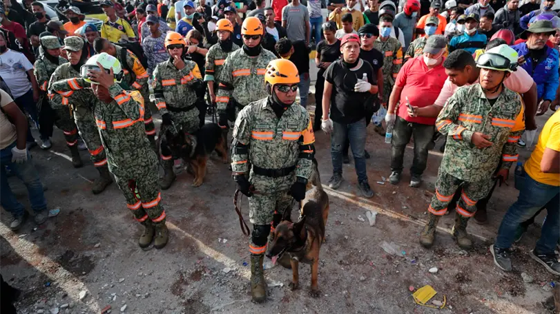 La Secretar&iacute;a de Marina alista un buque con ayuda humanitaria mientras la brigada mexicana contin&uacute;a las labores de rescate en Venezuela.  Foto: Semar