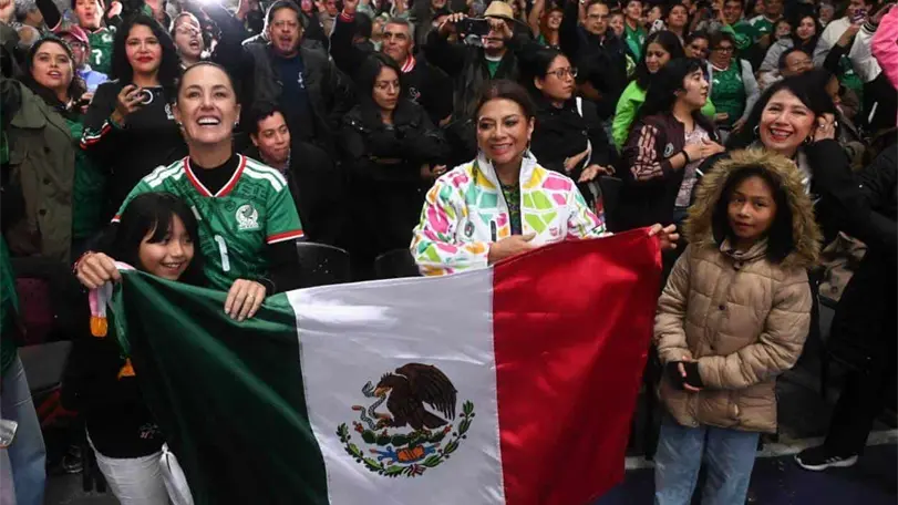 Sheinbaum lamenta tres muertes tras festejos por triunfo de México Claudia Sheinbaum informó que el Gobierno federal apoyará a las familias de las tres personas fallecidas durante los festejos por el triunfo de la Selección Mexicana. Foto: Presidencia