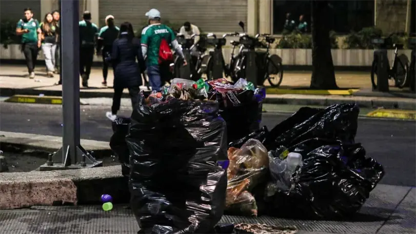 Basura, riñas, muertes: lo que dejó el festejo del triunfo del Tri El triunfo en el partido de México vs Ecuador dejó toneladas de basura sobre Avenida Paseo de la Reforma. Foto: Cuartoscuro