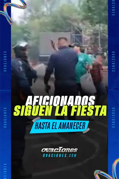 Aficionados siguen la fiesta hasta el amanecer
