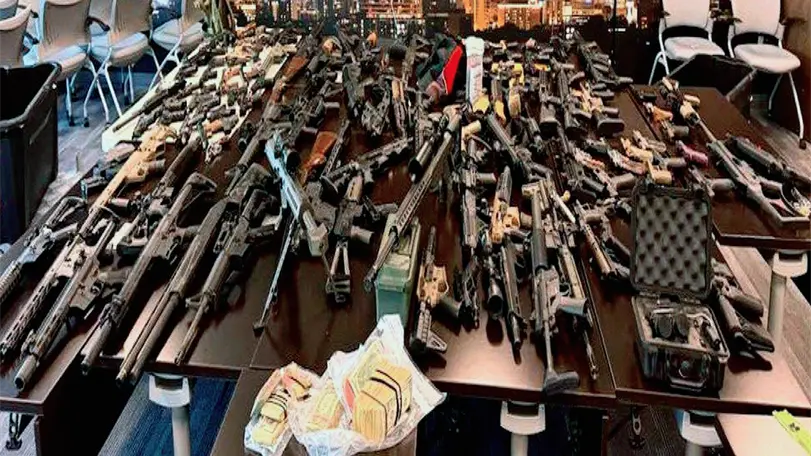 El cargamento asegurado inclu&iacute;a 138 armas de fuego, entre ellas dos rifles calibre .50 que presuntamente ser&iacute;an enviados de forma ilegal a M&eacute;xico. Foto: @USAmbMex