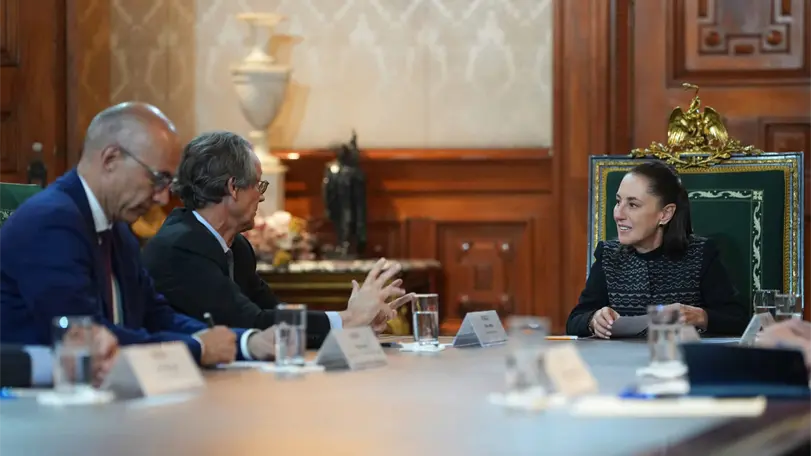 La presidenta Claudia Sheinbaum recibi&oacute; en Palacio Nacional al director ejecutivo de Safran, Olivier Andri&egrave;s, quien anunci&oacute; una ampliaci&oacute;n de inversiones para la industria aeron&aacute;utica en M&eacute;xico. Foto: Presidencia