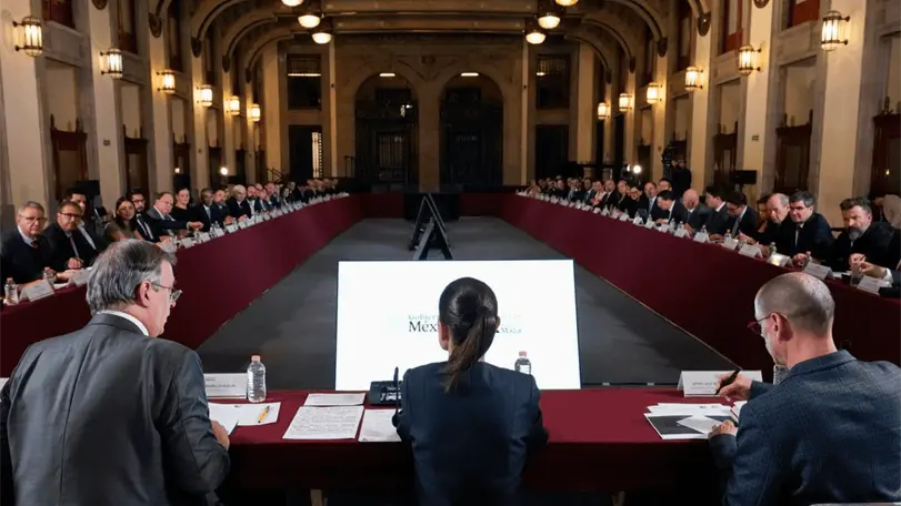 Sheinbaum cierra filas con exportadores tras la revisión del T-MEC Sheinbaum encabezó en Palacio Nacional una reunión con empresarios del programa IMMEX para analizar el nuevo escenario del T-MEC. Foto: Presidencia