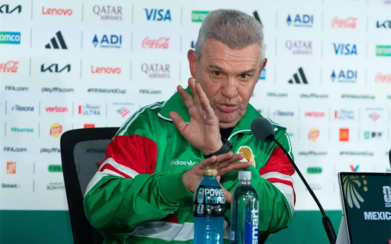 Javier Aguirre se enoj&oacute; por cambio de horario ante Inglaterra