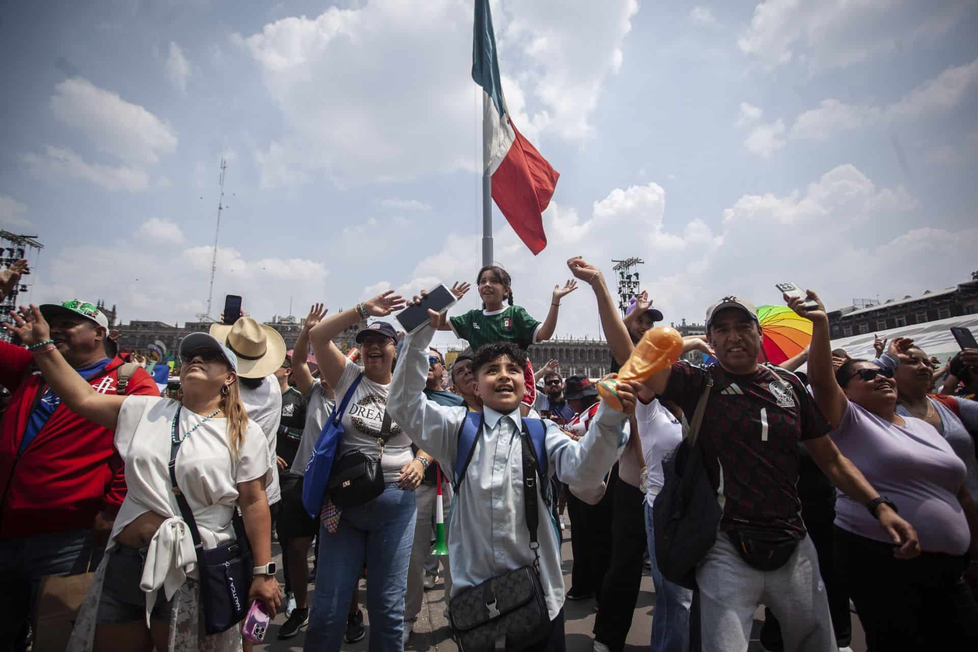 Z&oacute;calo alcanza el lleno total; Autoridades redirigen a aficionados al Monumento a la Revoluci&oacute;n