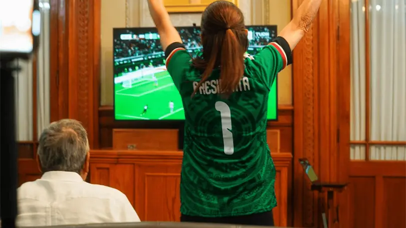 Sheinbaum llama a apoyar a la Selección antes del partido contra Inglaterra Claudia Sheinbaum pidió respaldar a la Selección Mexicana y celebrar con responsabilidad antes del duelo frente a Inglaterra en el Mundial 2026. Foto: Presidencia