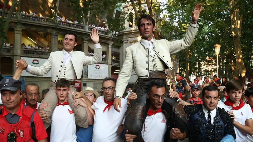 Hermoso y Armendáriz firman una gran tarde de rejones en Pamplona Fotos: Manolo Briones