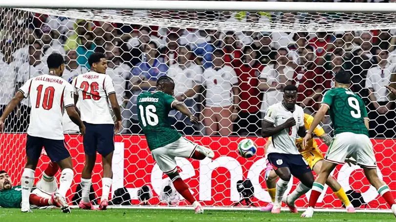 Julián Quiñones iguala récord de Luis Hernández con más goles para México en un solo Mundial El potente tiro de Quiñones puso a devolvió a México la esperanza ante Inglaterra. Foto: Aracely Martínez