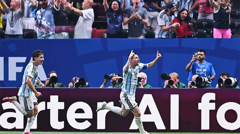 La leyenda del futbol argentino anot&oacute; dos tantos para vencer a Egipto. Foto: MexSport
