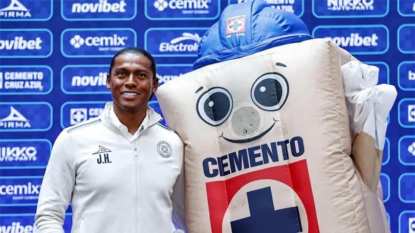 Vamos por el bicampeonato: Cruz Azul renueva a un visionario Huiqui Huiqui dijo que falta conseguir un lateral derecho y esquima que ningún jugador se vaya. Foto: Aracely Martínez
