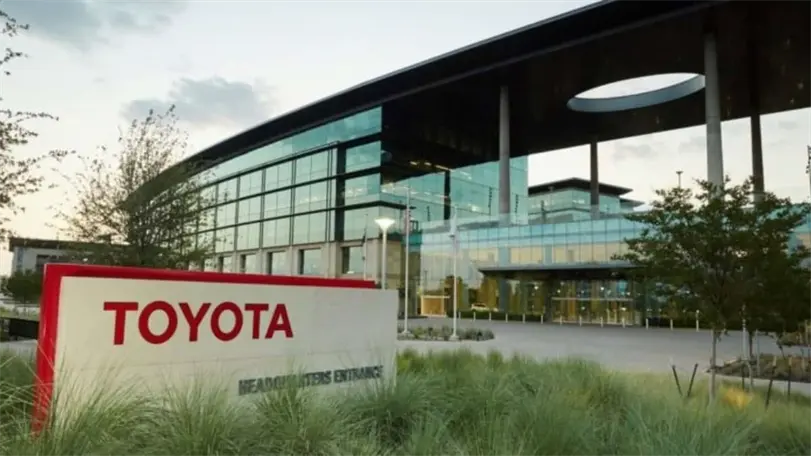 Toyota se va a medias, pero llegará otra automotriz con 500 mdd: Economía Toyota se comprometió a seguir construyendo la Tacoma en su planta en Tijuana, Baja California. Foto: Especial