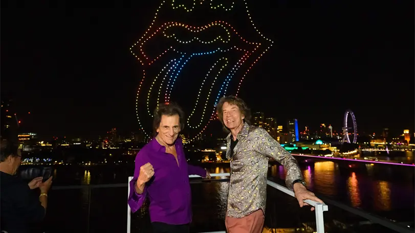 Los Rolling Stones iluminan Londres para presentar Foreign Tongues Los Rolling Stones celebraron el lanzamiento de Foreign Tongues con una exhibición de 500 drones que iluminó el cielo de Londres. Foto: Universal