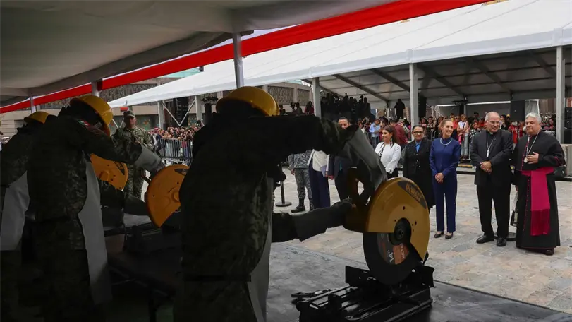 Sheinbaum exige a EU frenar el tráfico de armas y llama al desarme voluntario Sheinbaum encabezó la destrucción de armas decomisadas y entregadas voluntariamente durante la conmemoración del Día Internacional de la Destrucción de Armas de Fuego. Foto: Presidencia