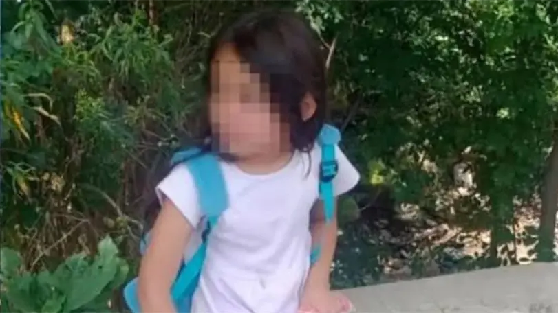 Niña de 7 años es abandonada por su madre en un parque de CDMX Hasta el momento las autoridades no han dado información oficial sobre si sus familiares llegaron a resguardarla. Foto: Especial