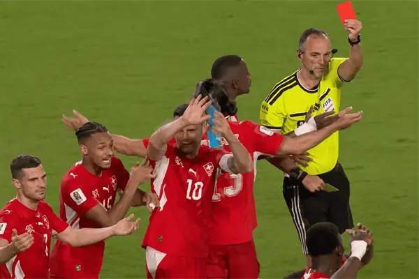 &iquest;Otra vez con Argentina? Revisi&oacute;n de tarjeta roja para Suiza causa pol&eacute;mica en redes