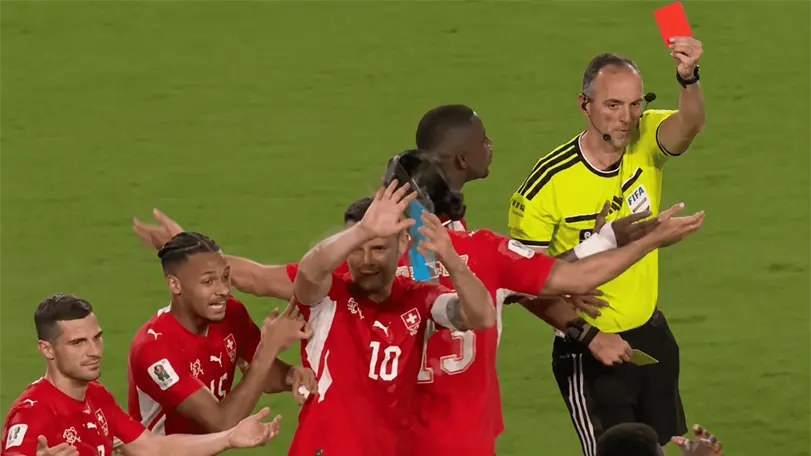 ¿Otra vez con Argentina? Revisión de tarjeta roja para Suiza causa polémica en redes Las personas en redes cuestionan las daciones arbitrales. Foto: Captura de pantalla